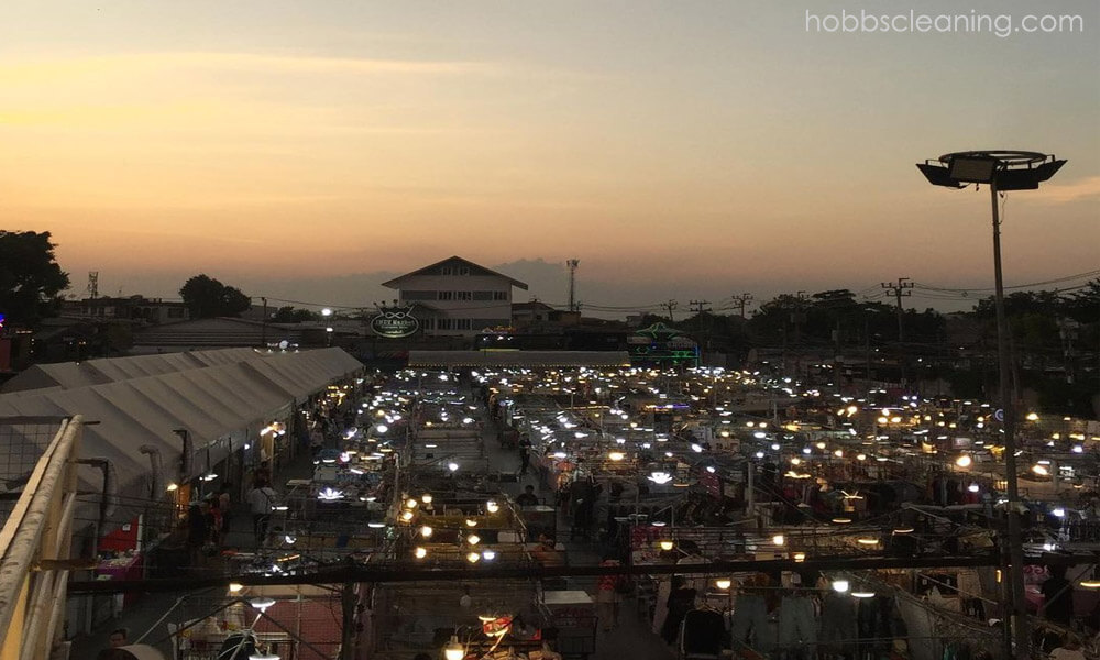 ตลาดอินดี้ เป็นตลาดกลางคืนในธนบุรีที่มีกลิ่นอายท้องถิ่นแท้ๆ