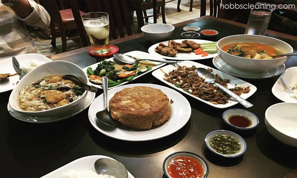 Garlic ร้านอาหารสไตล์ครอบครัวขึ้นชื่อเรื่องไข่เจียวปู